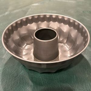 Like new bunt cake pan. 10”.